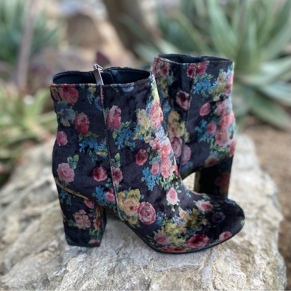 Shoes - Velvet Black Floral Ankle Boots ⭐️ So Pretty